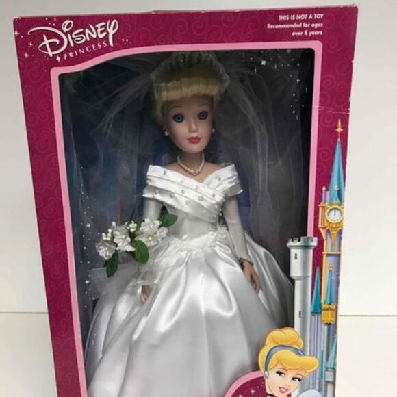 DISNEY CINDERELLA COLLECTOR DOLL NEW IN BOX, BRASS KEY, - Picture 3 of 6